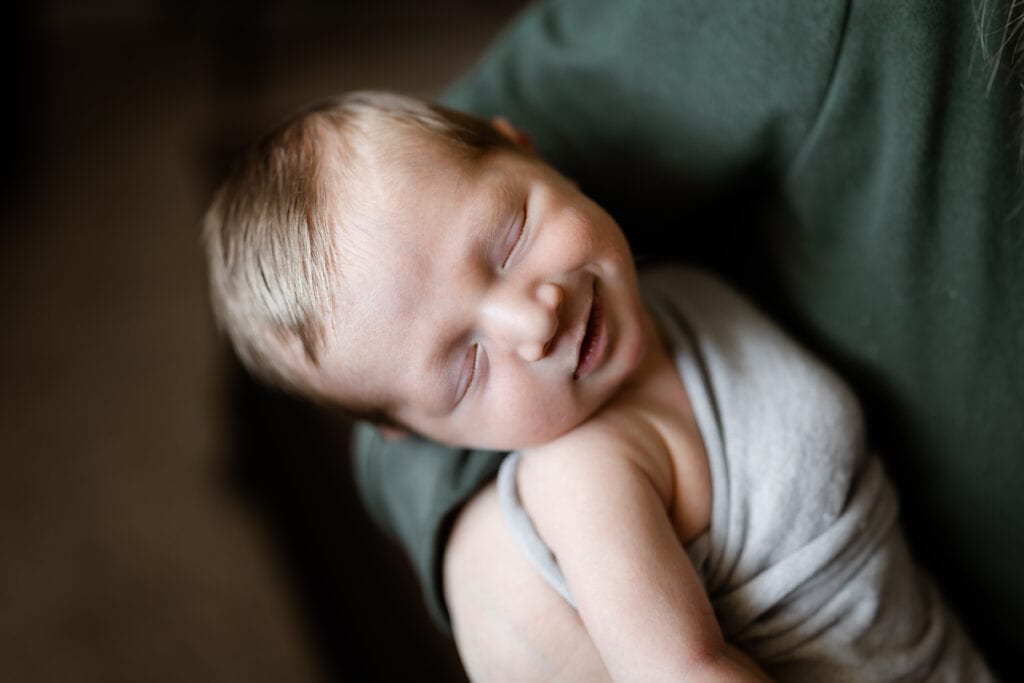 How to choose colors for your newborn session, baby smiling in parents' arms