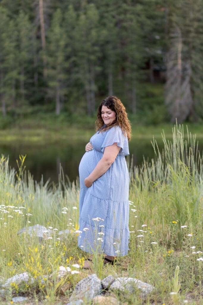 Woman posing during maternity session in the mountains of Colorado Springs