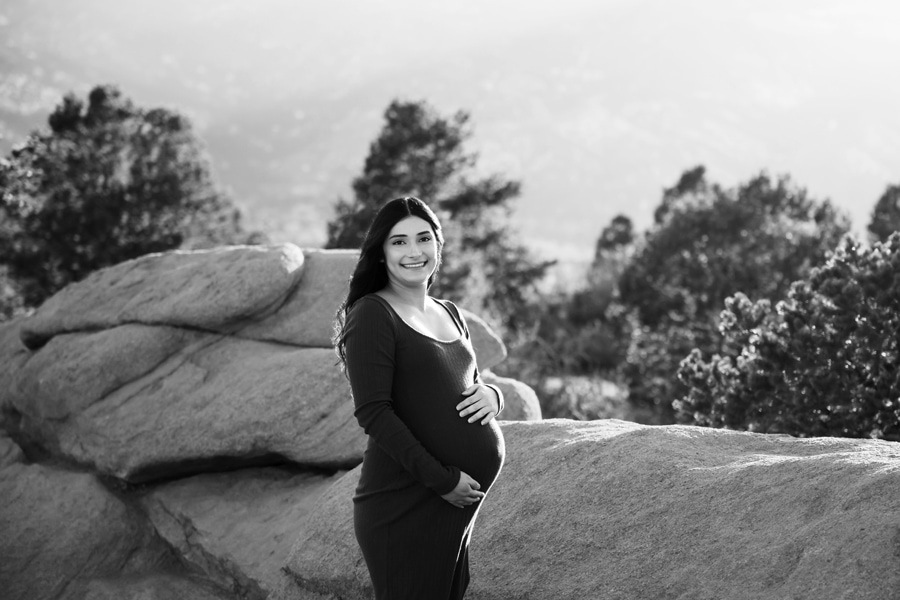Maternity photos at High Point Overlook in Garden of the Gods